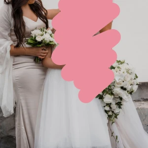 Balklänning  - Säljer nu min klänning som jag hade på mammas bröllop som brud tärna 😊så bara använd en dag. Det är en champagne färgad klänning ! Den har även ett litet släp baktill