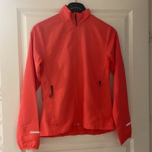 Vindjacka  - Vindjacka i mycket gott skick, använd fåtal gånger. Korallfärgad