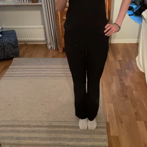 Kostymbyxor - Säljer ett par jätte fina kostymbyxor, anledningen är att den kommer inte till användning längre❤️ bra skick och dem är ganska använda men syns inte mycket 💗 pris kan diskuteras ❤️🫶från Bikbok