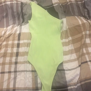 Body tröja lime grön  - En oanvänd body, köpt från bershka