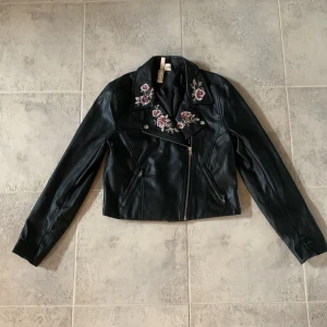 Skinnjacka från H&M - En kortare skinnjacka från H&M i mycket bra skick, använd ett fåtal gånger. Storlek 38.