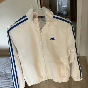 Adidas tröja - Den är i perfekt skick, köpt från Vinted men var för liten så säljer vidare. Är okej med returer, skriv om du har några frågor.