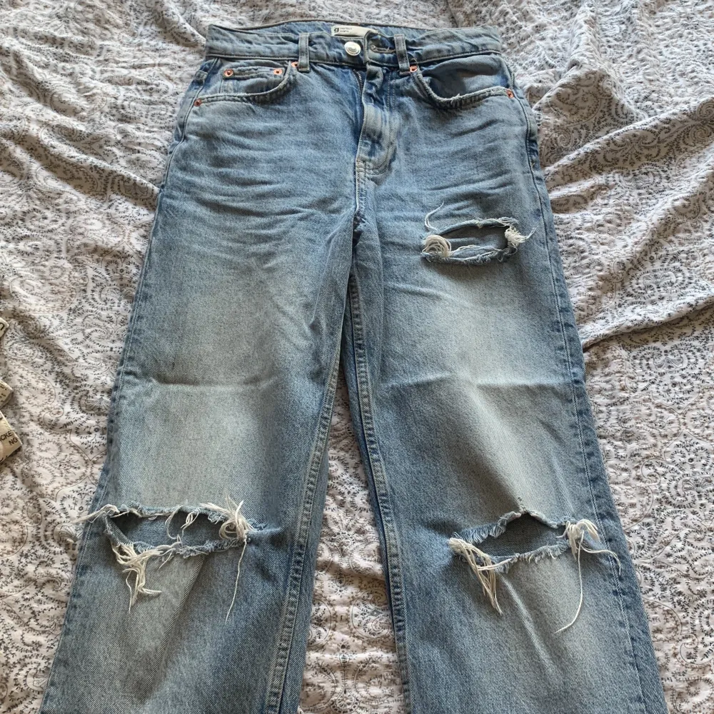 Snygga jeans i storlek 32 från Gina Tricot. Säljer för 400kr, nypris 600kr. Jeans & Byxor.