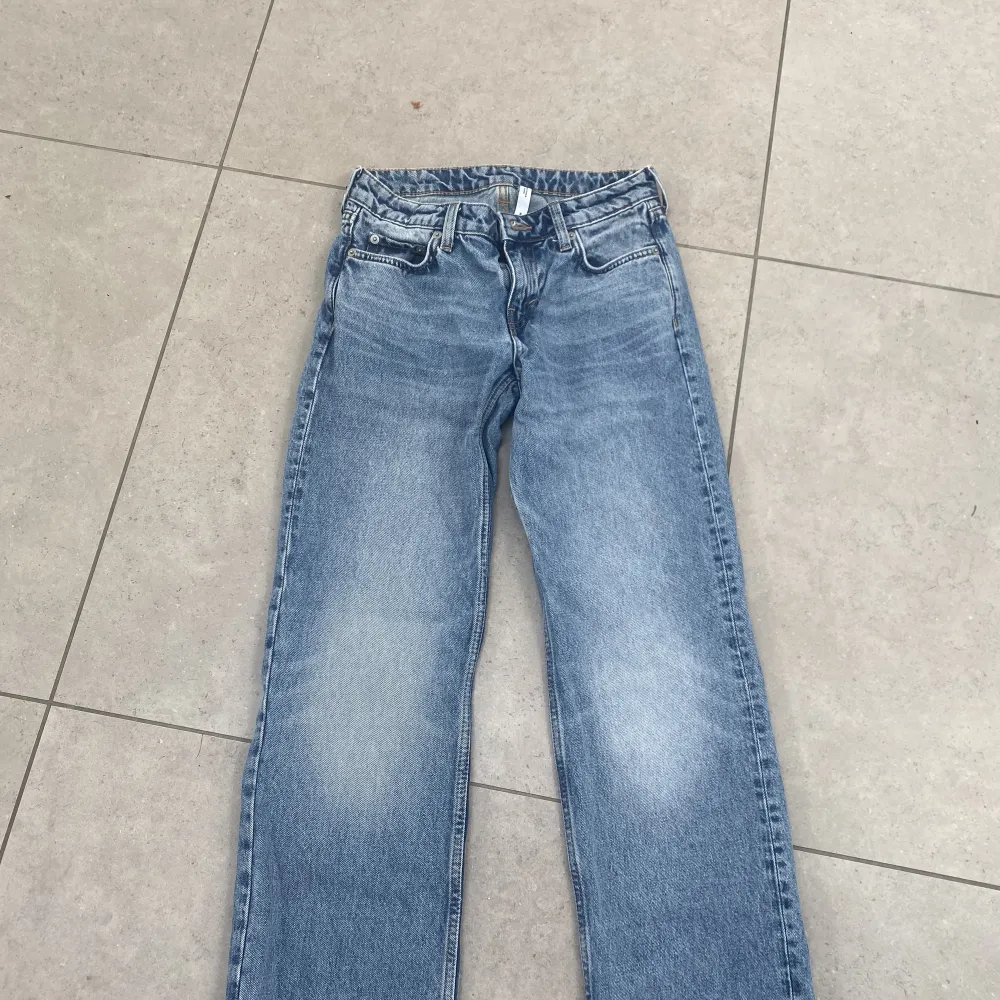 Säljer mina Weekday jeans i färgen ”seventeen blue” då dom tyvärr inte kommer till användning. Sparsamt använda och i super skick🩷 Storleken är W25 L32 Jag är 160 lång. Jeans & Byxor.