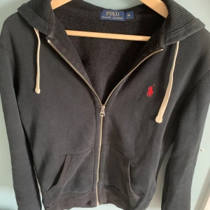 Zip Hoodie Ralp Lauren - Svart zip Hoodie från polo Ralph lauren i mycket fint skick. Kom gärna med frågor. Pris kan diskuteras vid snabb affär!💯💎