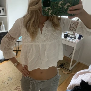 Vit blus - Vit blus med broderi