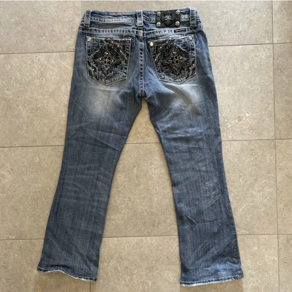 Säljer mina miss me jeans i storlek 28, de är lågmidjade💗de är i fint skick, skriv för frågor (lägger ut igen). Jeans & Byxor.
