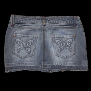 Y2k fjärils kjol - Jättefin vintage y2k fjärils kjol💗💗Har sj aldrig använt eftersom den inte är min storlek. Priset kan diakuteras.