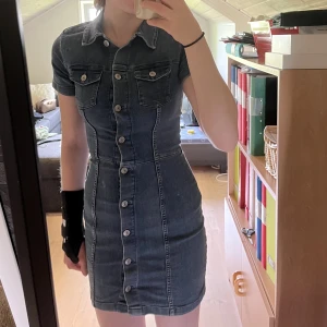 Jeansklänning  - Snygg jeansklänning i storlek 32 från h&m. Aldrig använd, lappen sitter kvar, så i nyskick.  Nypris 299kr, mitt pris 130kr plus frakt.   Har mycket fler plagg som ligger ute till salu! 
