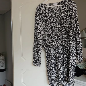 Jumpsuit - Knappt använd, fin jumpsuit från Gina Tricot. Storlek 40