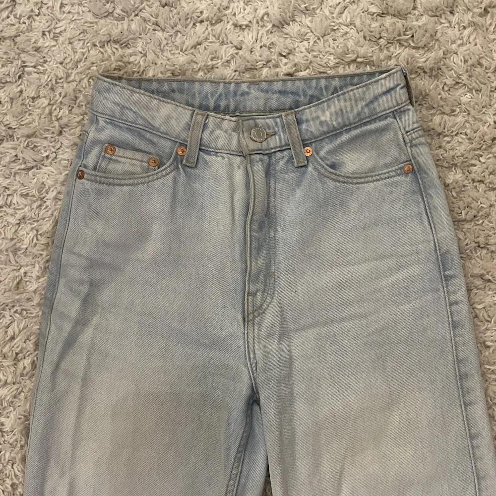 Ljusblåa jeans i straight-leg modellen Rowe från Weekday💕Nypris 600. Hör av dig vid fler frågor eller för fler bilder!. Jeans & Byxor.
