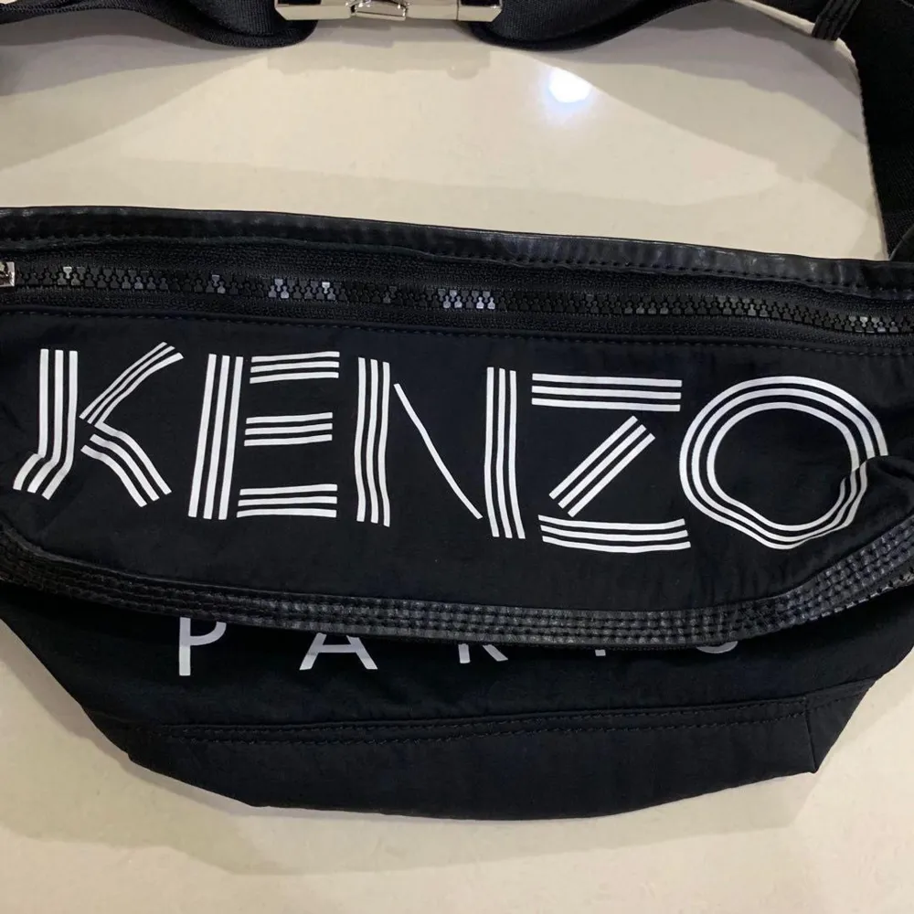 Hej säljer denna bältväska i märket kenzo paris hör av dig vid intresse vid snabbaffär går priser att diskuteras. Väskor.