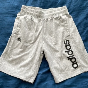 Adidas shorts grå 164 - Fint skick.