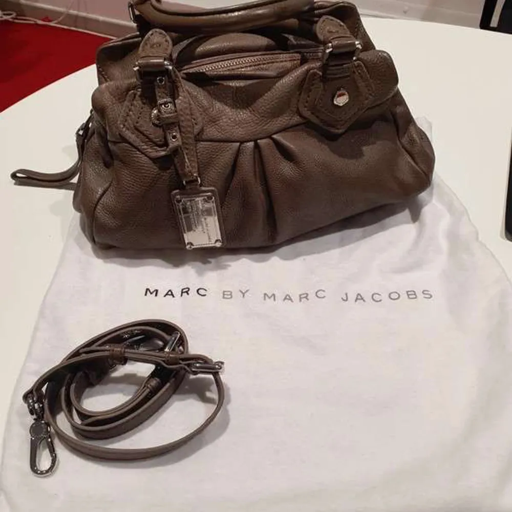 Hej säljer denna super snygga Marc Jacobs väska hör av dig vid intresse det är helt äkta. Väskor.