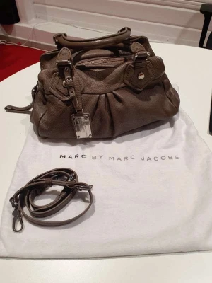 Marc Jacobs väska - Hej säljer denna super snygga Marc Jacobs väska hör av dig vid intresse det är helt äkta