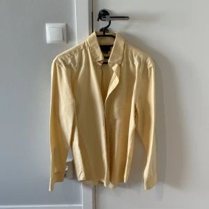 Skjorta strl S - Stor flyttstädning Alla plagg i storlek S-M och passar ca 1.70-185cm samt 70-83kg Mycket av kläderna aldrig använda  Jag kommer inte skicka några fler bilder  Finns i Uppsala