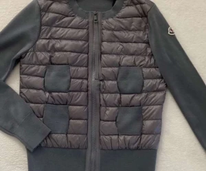 Moncler cardigan - Hej säljer denna super fräscha moncler cardigan passar till allt möjligt hör av dig vid intresse vid snabbaffär går priset att diskuteras