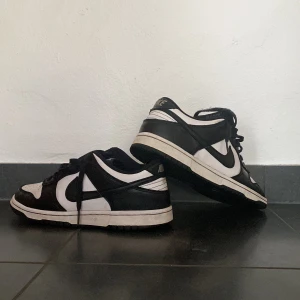 Panda dunks - Jag säljer nu dessa skit snygga panda dunks för endast 500. Ordinarie pris 200 kr dom är äkta. Skick 6/10 använda några gånger sen passade dom mig inte längre. Storlek 40. Box ingår inte. 