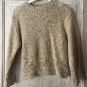 Stickad tröja - Stickad tröja använd en gång. Köpt ifrån H&M