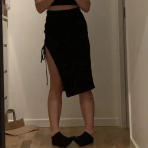 Svart kjol med slits - Fin tajt kjol med slits på sidan. Är använd en gång och är som ny🩷