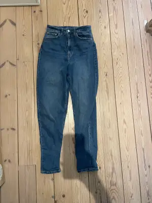 Blåa jeans lite stretchiga så sköna att ha på sig 