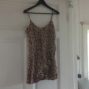Leopardklänning hm - Liten i storleken! Härlig i varmt väder, ganska kort. Dragkedja bak.