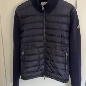 Moncler Cardigan i eftertraktad marinblå färg Size M Extremt bra skick: 9/10 Köptes i New York:  Självklart äkta, Kvitto tillkommer  Nypris 8955: Mitt pris 5299