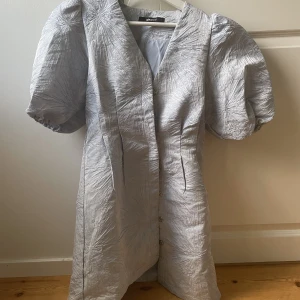 Zara klänning - Så söt klänning från Gina tricot i den perfekta blåa färgen 😍använd endast gång därmed som ny