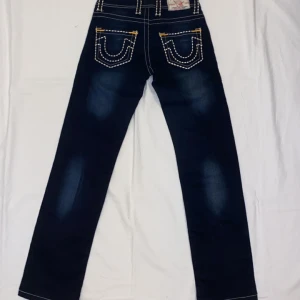 True religion jeans - True religion jeans i storlek 26”. De är i utmärkt skick och är väldigt snygga. Skicket: 9/10. Tveka inte på att skriva till mig vid eventuella frågor.