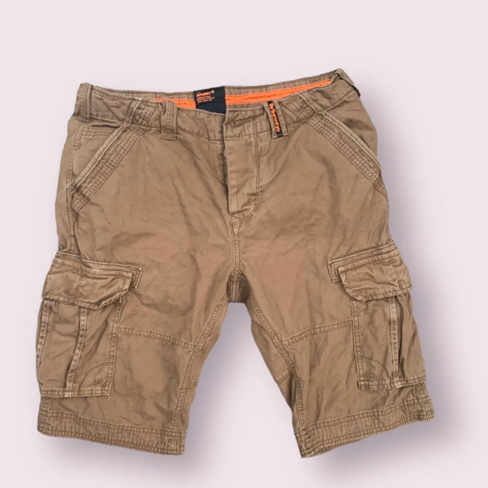 Häftiga bruna cargo shorts med många fickor!  32w. Shorts.