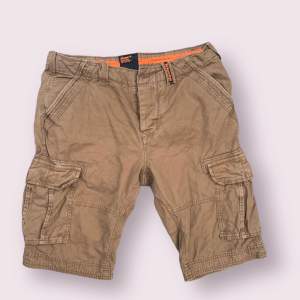 Häftiga bruna cargo shorts med många fickor!  32w