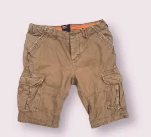 Häftiga bruna cargo shorts med många fickor!  32w