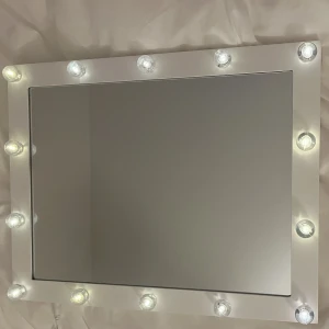 Sminkspegel - Säljer denna superfina sminkspegeln ifrån Clas Ohlsson, säljer då den inte kommer till andnändning. Den är i mycket bra skick och kan både stå ner och hängas upp på väggen!💕 Ljuset kan både funka genom att  kopplas till eluttag eller med batterier.