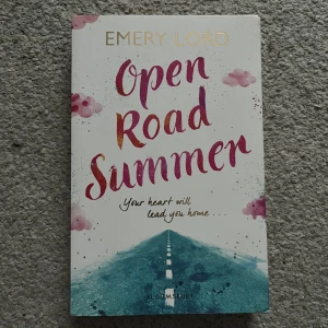 Bok - Bok på engelska. OPEN ROAD SUMMER. Aldrig använd. Kan fraktas med andra böcker 📚 köparen står för frakten