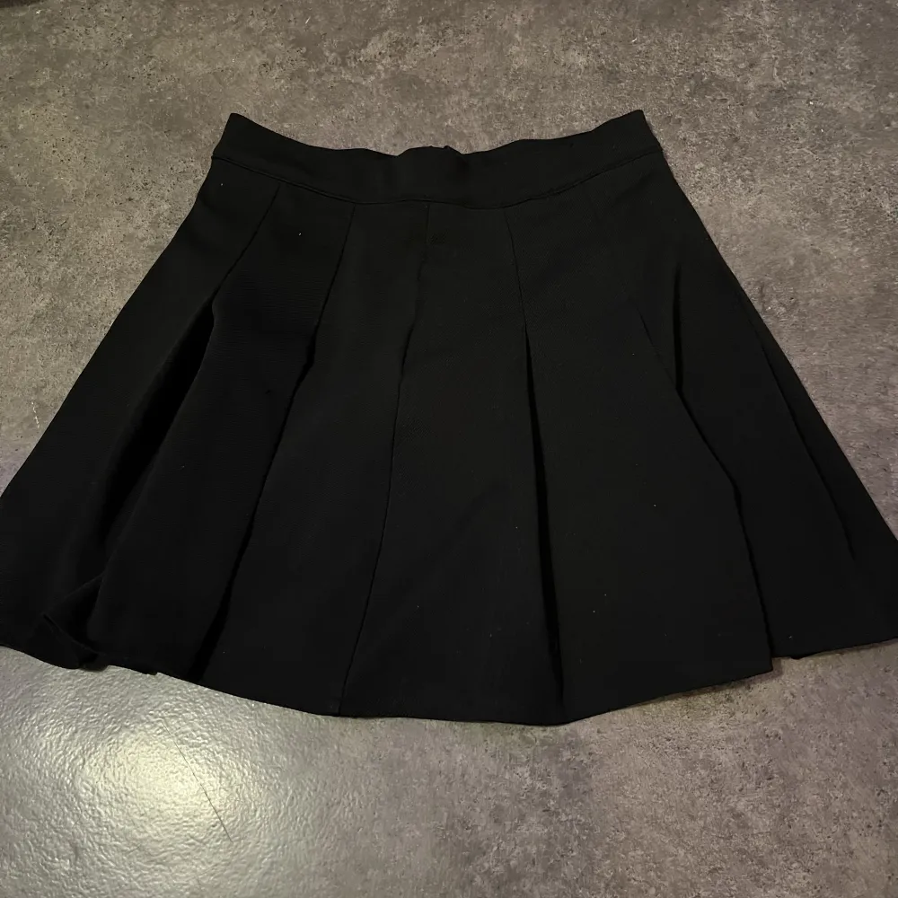 Säljer denna kjol då ja inte använder den längre. Dragkedja på sidan. Bra skick nästan som ny. Kjolar.