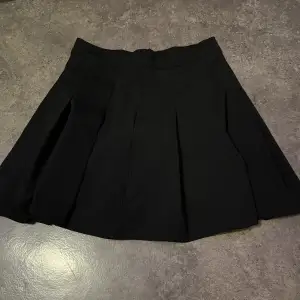 Säljer denna kjol då ja inte använder den längre. Dragkedja på sidan. Bra skick nästan som ny
