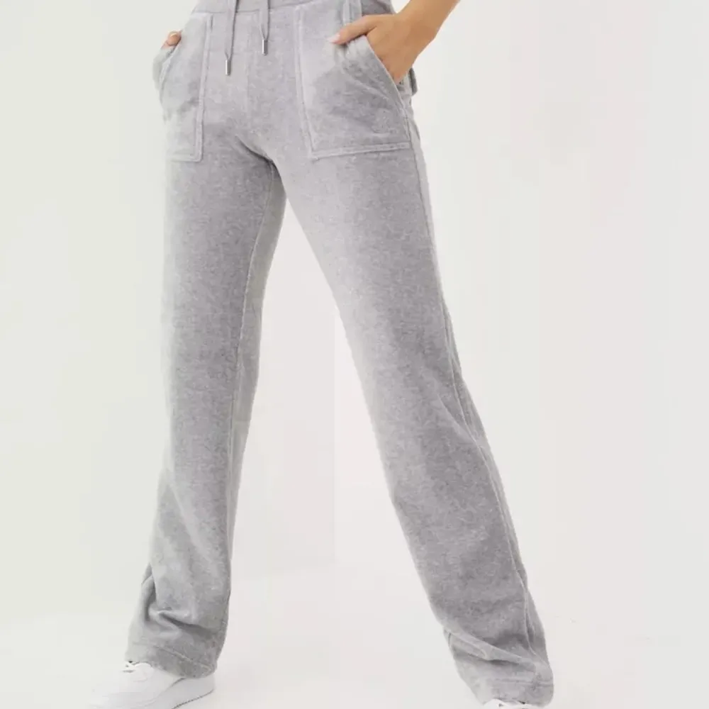 Juciy byxorna är i väldigt bra kvalitet! Och är jättesköna!😻💗 skriv för fler bilder!💗 köpte för 1200kr❤️. Jeans & Byxor.