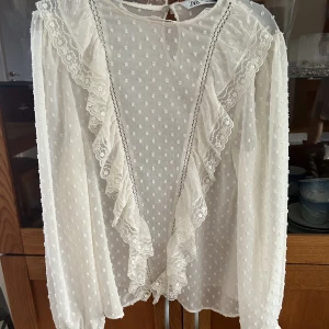 Blus från Zars - Helt oemotståndlig blus från Zara i storlek XS!  Använd en gång. Frakt betalas av köparen. Spårbart via PostNord 54:-