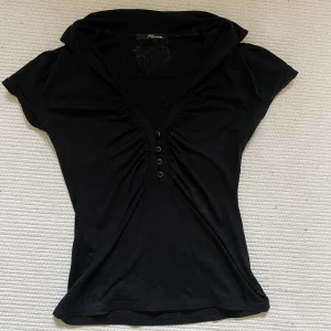 jane norman topp - gullig topp med knappar