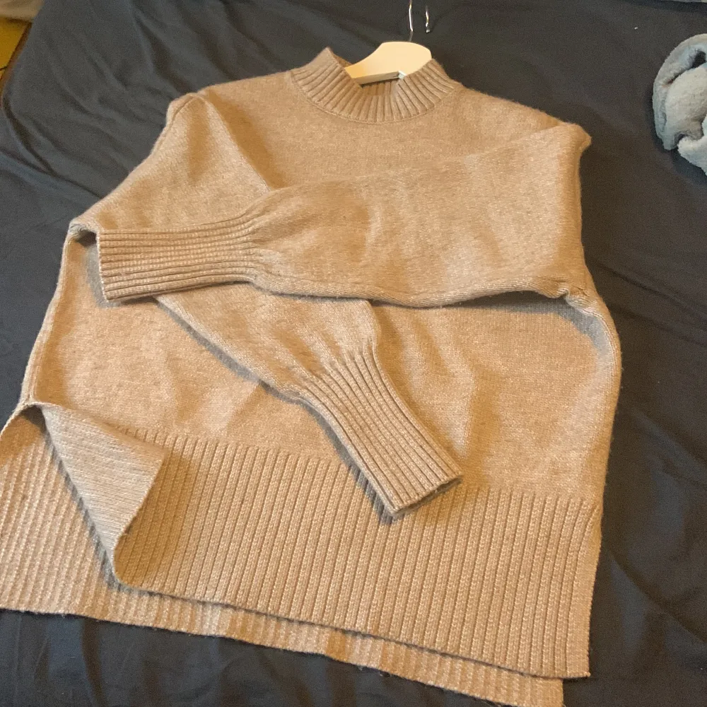 Säljer denna fina stickade tröjan från H&M i storlek S. Säljer den pågrund av inte används längre, avnvänd fåtal gånger (ca 3 gånger). Stickat.