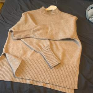 Säljer denna fina stickade tröjan från H&M i storlek S. Säljer den pågrund av inte används längre, avnvänd fåtal gånger (ca 3 gånger)