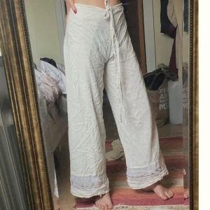 Mjuka fina byxor - Aldrig använd, köpt på loppis  Vackra detaljer längst ner på byxan.    