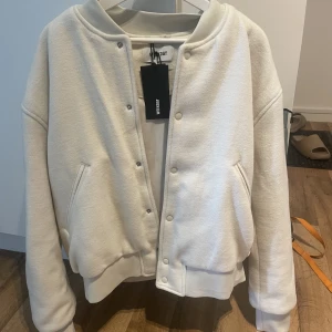Varsity jacka - Säljer min helt nya varsity jacka från weekday, endast testad. Nypris 500:-