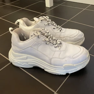 Vita sneakers 🤍 - Säljer ett par skor i relativt bra skick från Nelly i strl 39