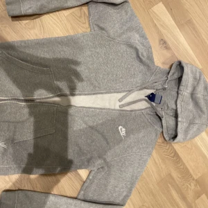 Nike kofta storlek Small - Jätte fin kofta dock strular dragkedjan Storlek s Djur och rökfri hem  
