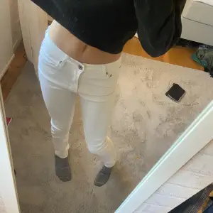 Säljer vita crocker jeans i storlek 27w L32 raka i bena och midwaist/lowwaist jättefina jeans säljer pga kommer ej till användning❤️ skriv vid intresse! Säljer dom nu för 149kr 