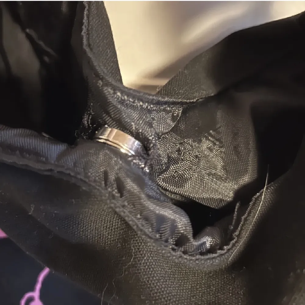 Super fin rosa och svart snobben tygväska med läder band och en magnet så att man kan stänga den för att minska risken för stöld💗. Väskor.