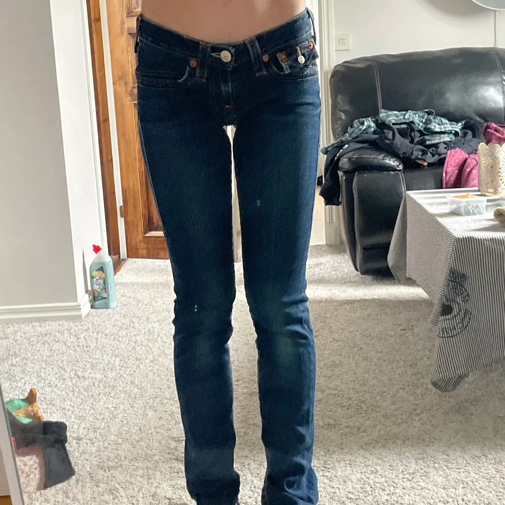 Säljer dessa jeans från true religion då dom är lite stora för mig, har klippt dom längst ner då dom va för långa, passar mig som är 1,69.💘. Jeans & Byxor.