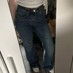 blå bootcut jeans från BikBok i strlk 28/32, högmidjade, är 169cm lång och byxorna är lite för långa för mig. använts ganska mycket det senaste året men har nu blivit för stora💕 