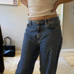 Blåa jeans som är lite baggy stil och ganska långa (beror på sin storlek) 27 runt midjan och 32 i längd